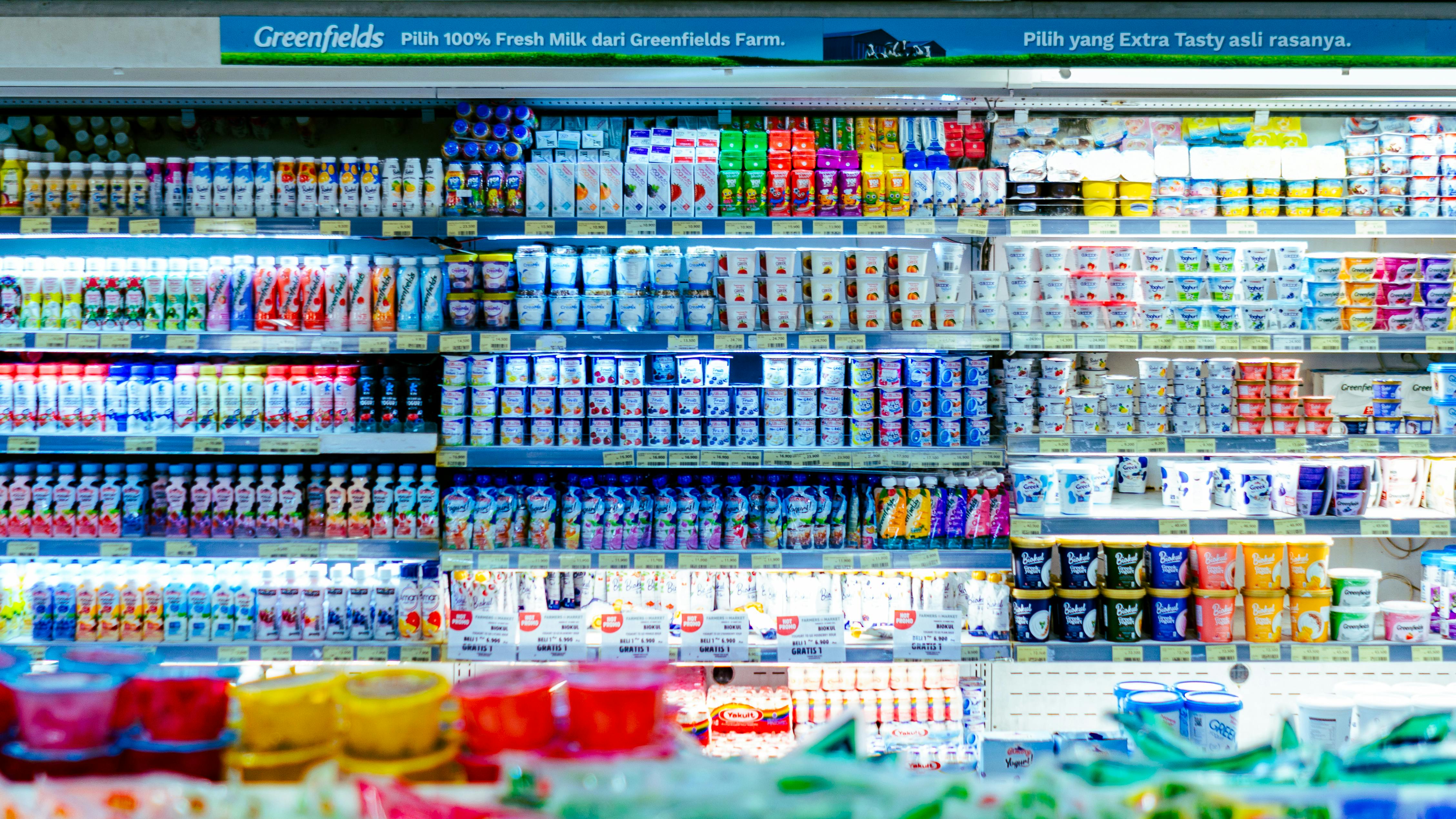 Free A supermarket with shelves full of different types of food Stock Photo