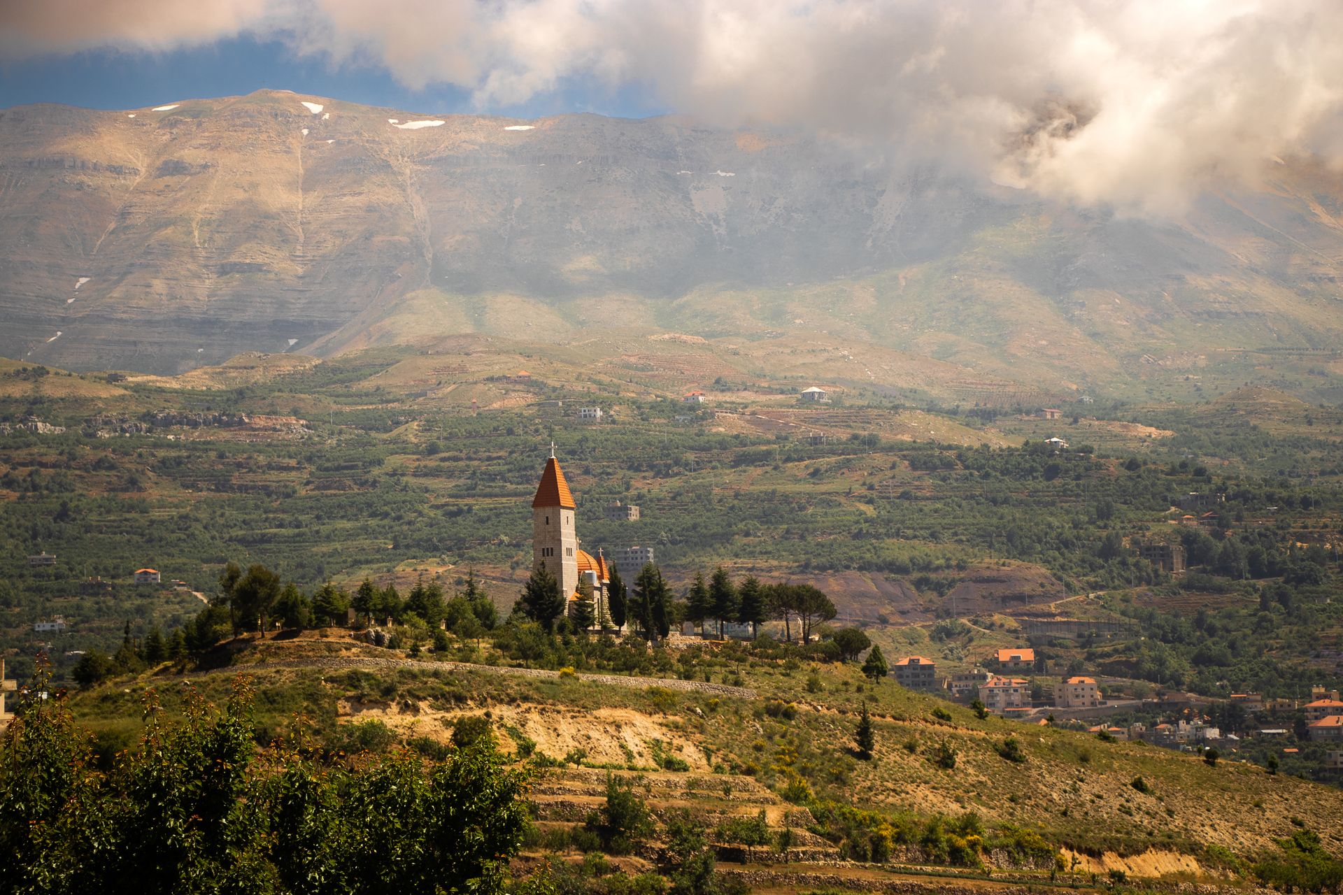 Iglesia de pueblo en el campo del sur del Líbano