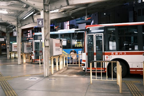 Gratis stockfoto met Azië, bushalte, bussen