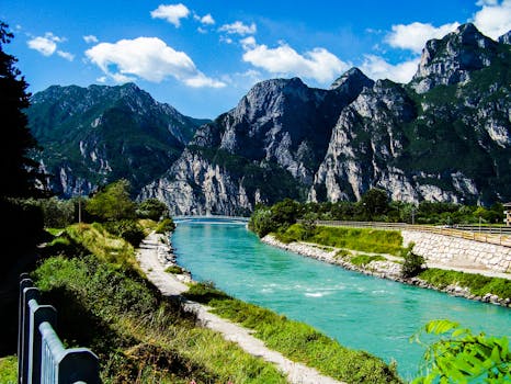 意大利的碧绿湖泊与崎岖山脉景色优美，非常适合激发旅行灵感