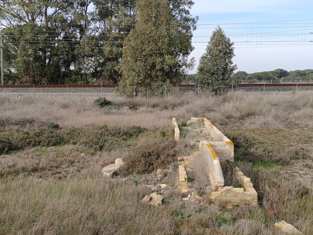 abrevadero en ruinas en el paraje de las Aletas - fotografía 1