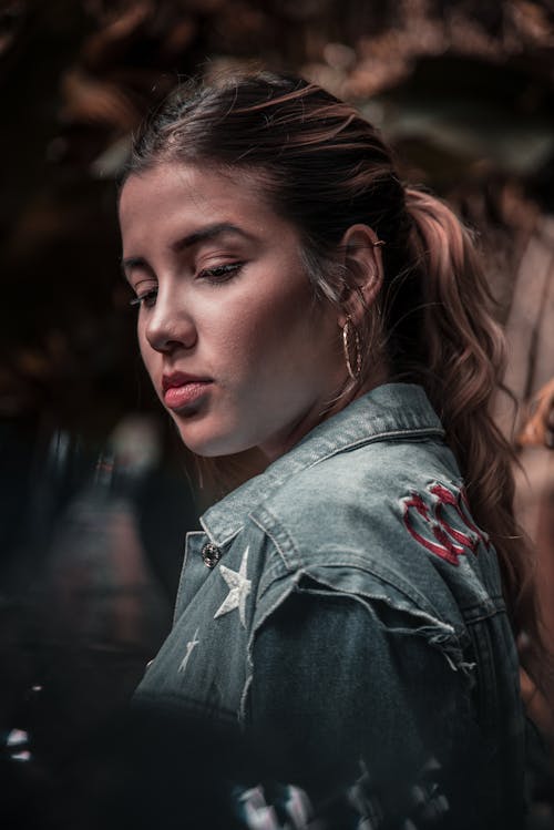 Fotografia Com Foco Diferencial De Mulher Vestindo Jaqueta Azul