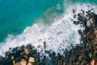 海浪拍打岩石海岸的令人惊叹的鸟瞰图，捕捉到大自然的原始美丽