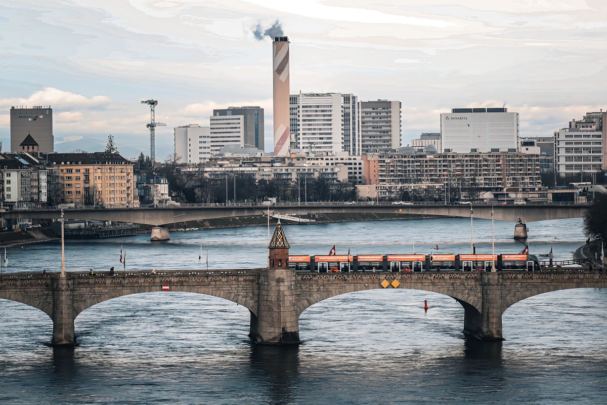 Podul Mittlere Brücke peste Rin, cu clădirile moderne ale orașului Basel în spate