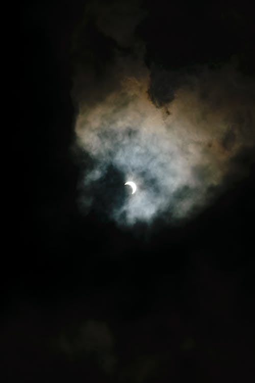 Free A partial eclipse of the sun seen through a cloud Stock Photo