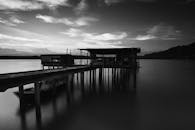 黄昏时分，湖畔码头和小屋的黑白海景以戏剧性色调被捕捉，显得格外宁静