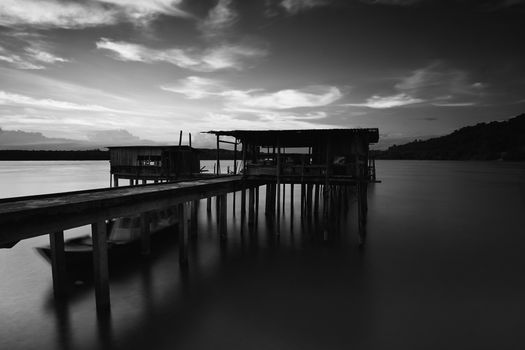 黄昏时分，湖畔码头和小屋的黑白海景以戏剧性色调被捕捉，显得格外宁静