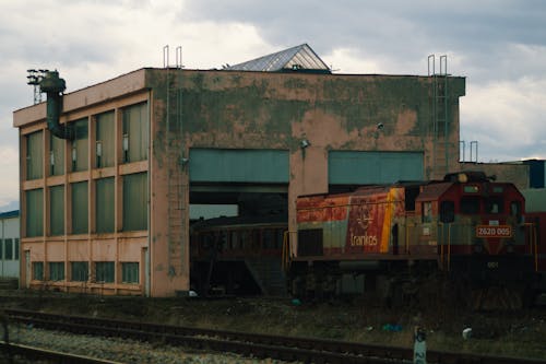 廃列車と廃墟の車両基地