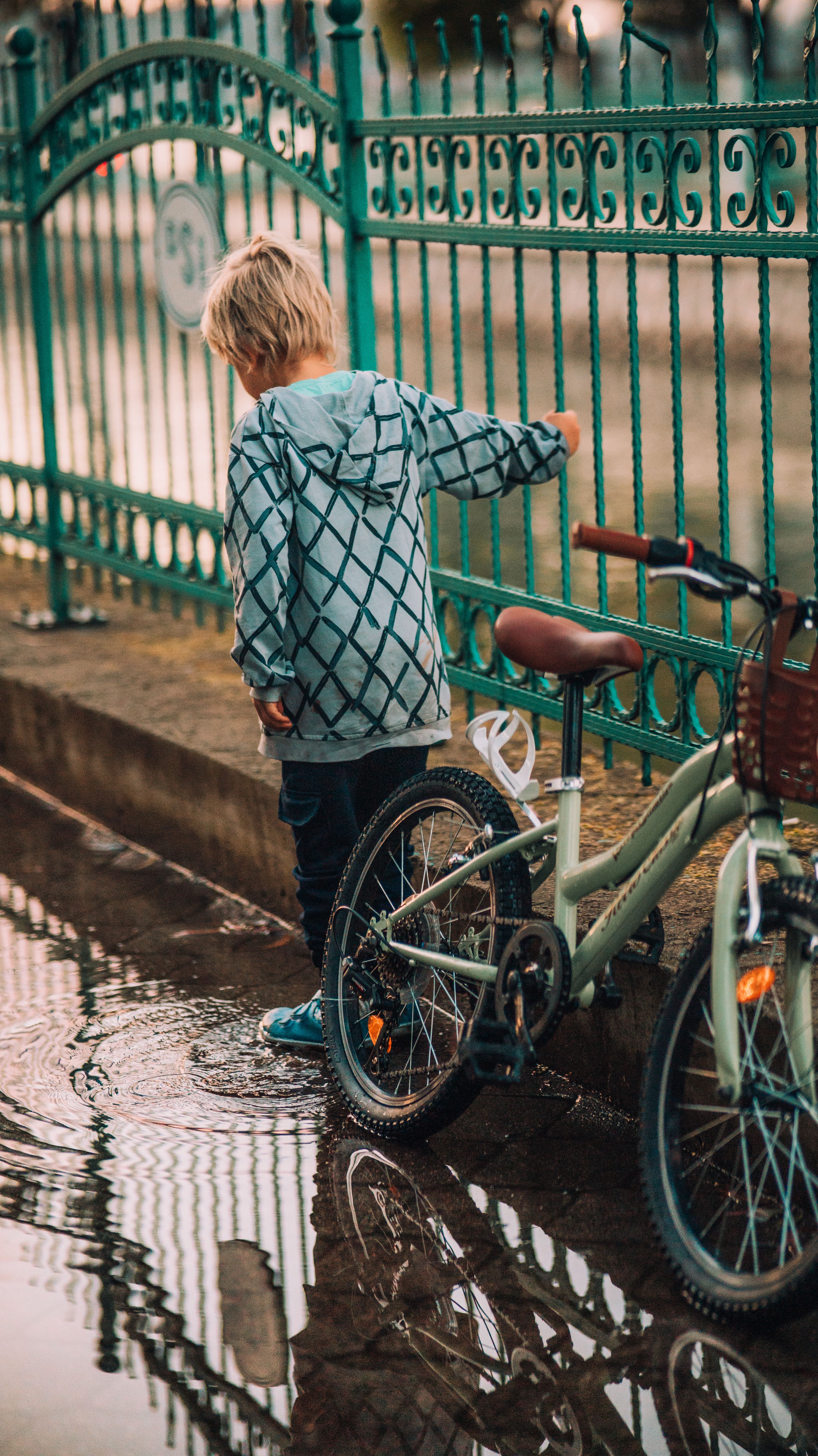 kind fietst zelfstandig op een stevige kinderfiets buiten