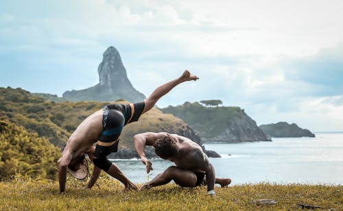 2 Hommes Exécutant La Capoeira Sur L'herbe
