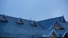 现代屋顶拥有独特的建筑元素，在深蓝色夜空的映衬下显得格外醒目