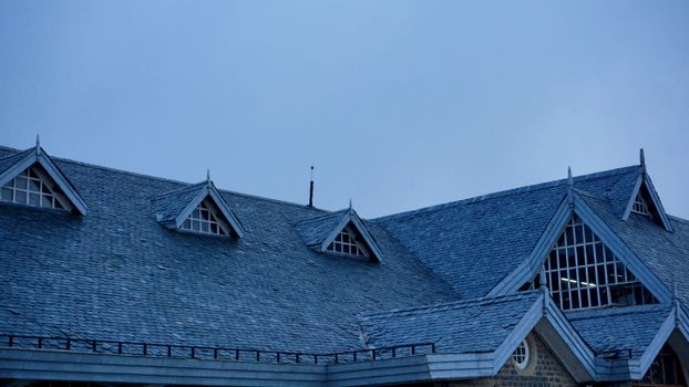 现代屋顶拥有独特的建筑元素，在深蓝色夜空的映衬下显得格外醒目