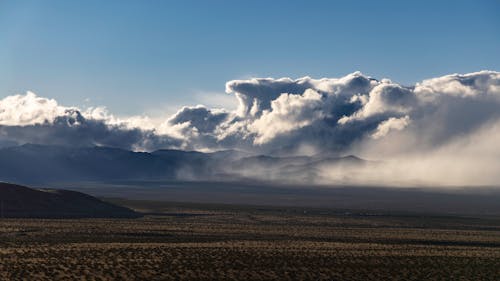 Gratis lagerfoto af bjerge, ørken, skyer
