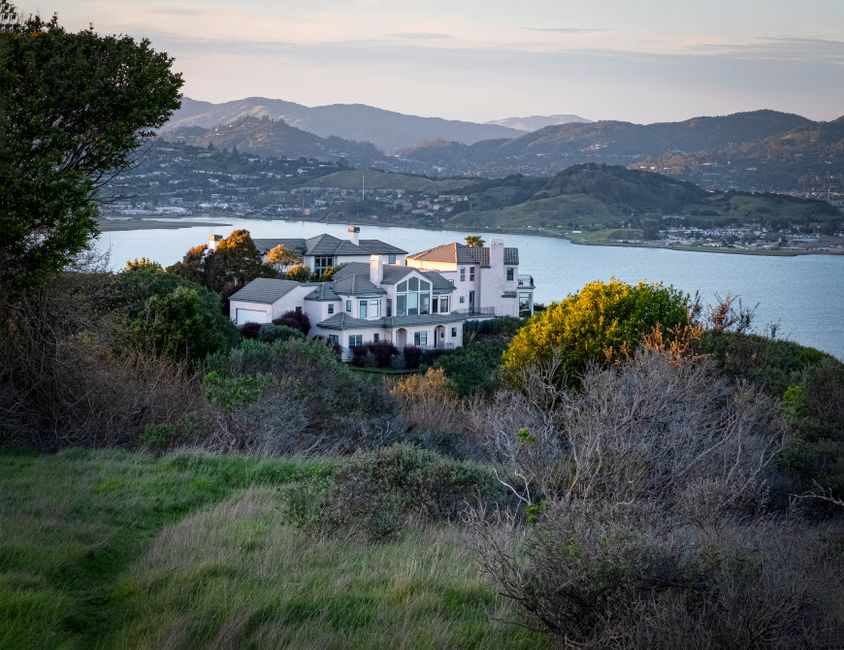 A high-cost housing market with luxury single-family homes A high-cost housing market with luxury single-family homes
