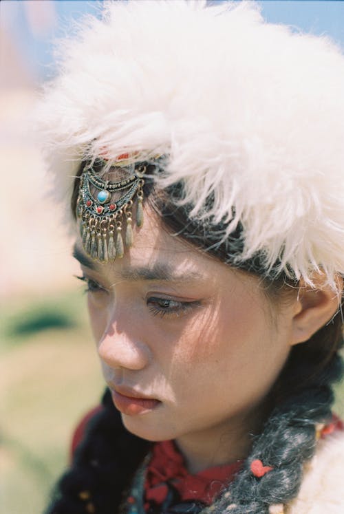 Gratis lagerfoto af asiatisk kvinde, fur hat, lodret skud