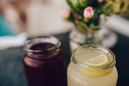 Free Clear Glass Mason Jar With Lemon Slice on Top of Cocktail Stock Photo