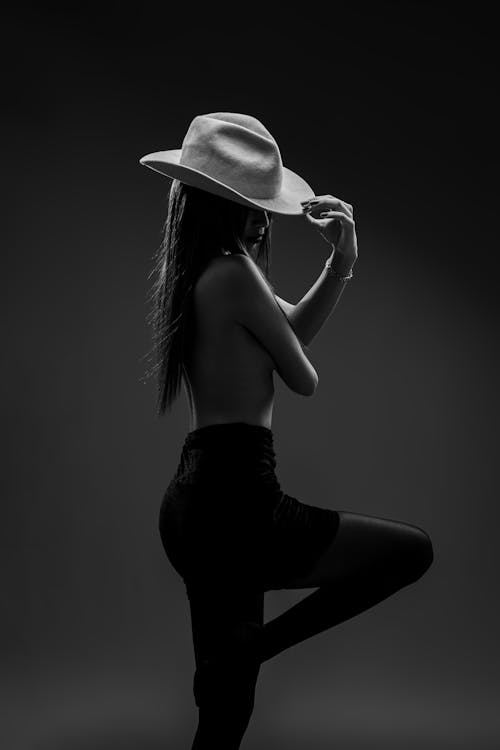 Darmowe zdjęcie z galerii z atrakcyjny, czarno-biały, kapelusz