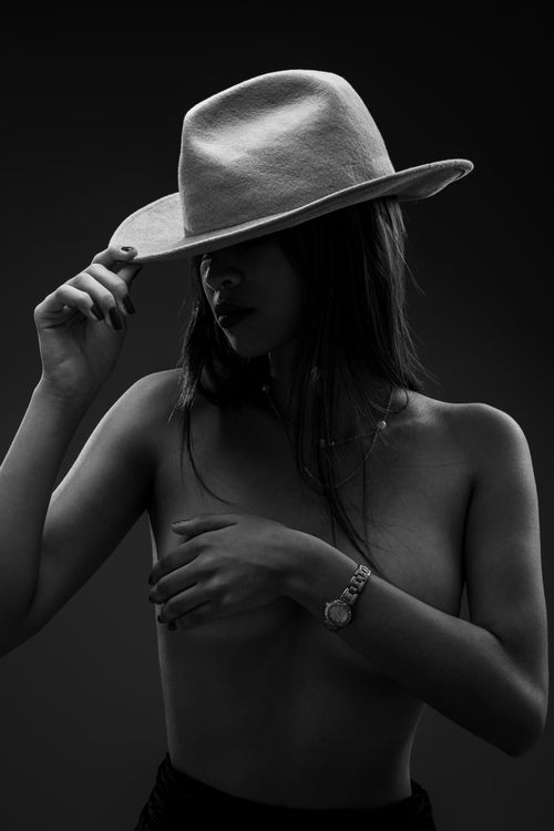 Free Black and white portrait of a woman wearing a hat, exuding elegance and mystery. Stock Photo