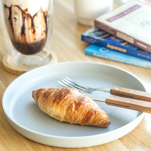 Foto profissional grátis de alimento, café, croissant