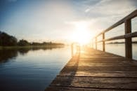 在德国基尔的木木板路上，拍摄到了湖面上宁静的日落