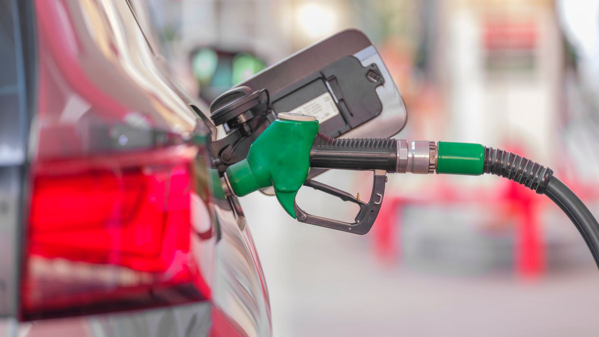 ガソリンスタンドで車の給油口に差し込まれた給油ノズル
