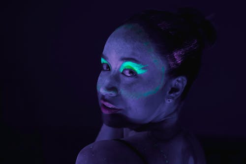 Darmowe zdjęcie z galerii z ciemny, fluorescencyjny, kobieta