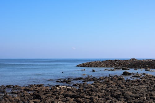 Kostenloses Stock Foto zu blauer himmel, felsen, felsig