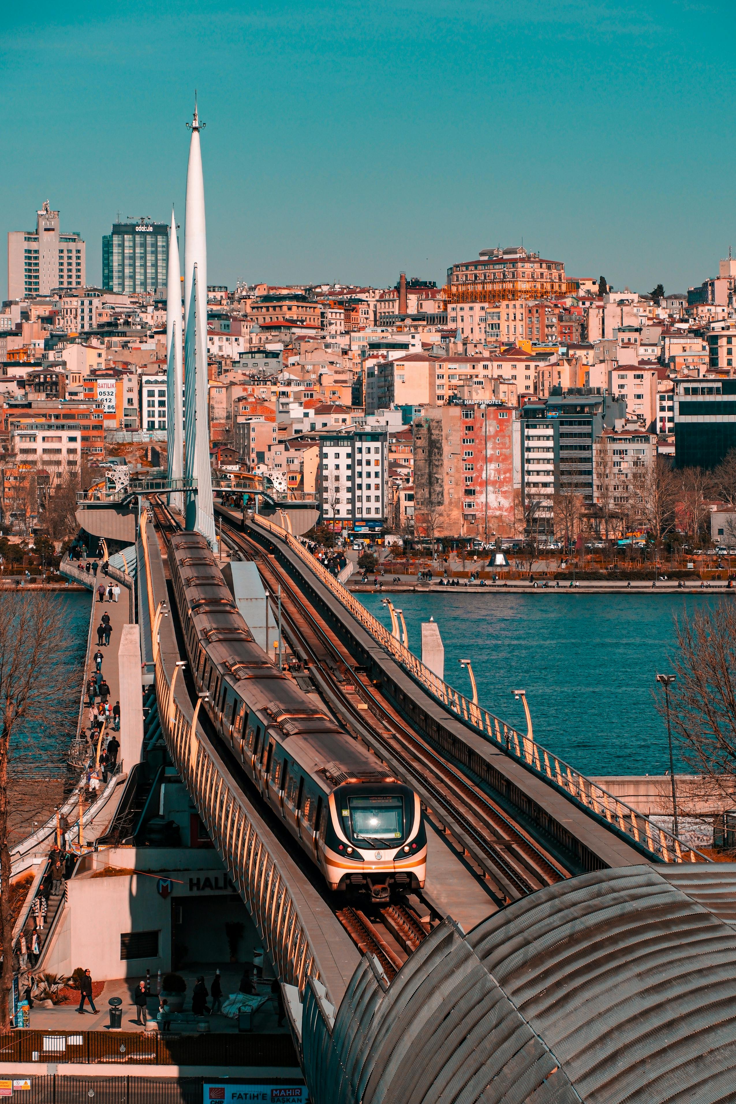 Gratuit Rame De Métro Circulant Sur Le Pont Du Métro De La Corne D'or Photos