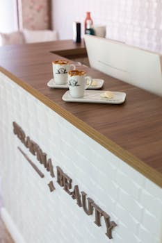 精美的咖啡杯摆放在现代木制柜台上，内部设计时尚