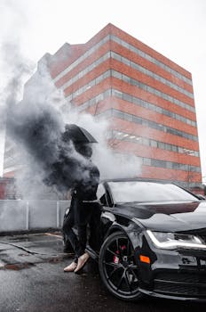 在波特兰的城市环境中，烟雾效果的时尚豪华汽车展现了现代设计