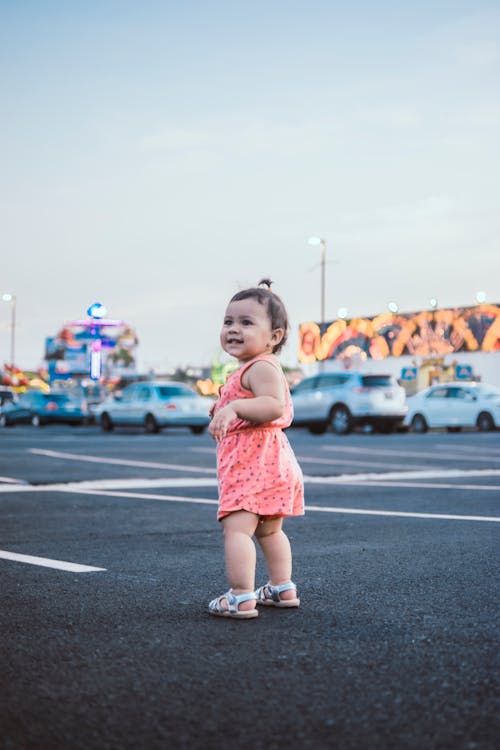 Малыш, стоящий на открытой площадке