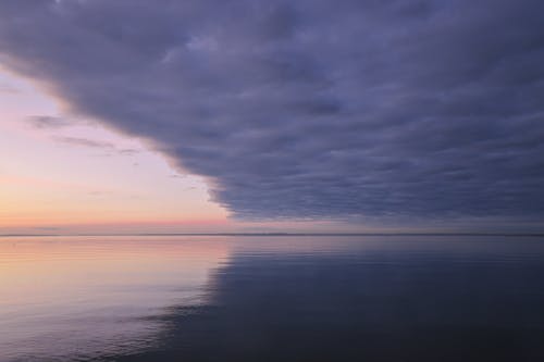 Gratis arkivbilde med dramatisk himmel, horisont, innsjø