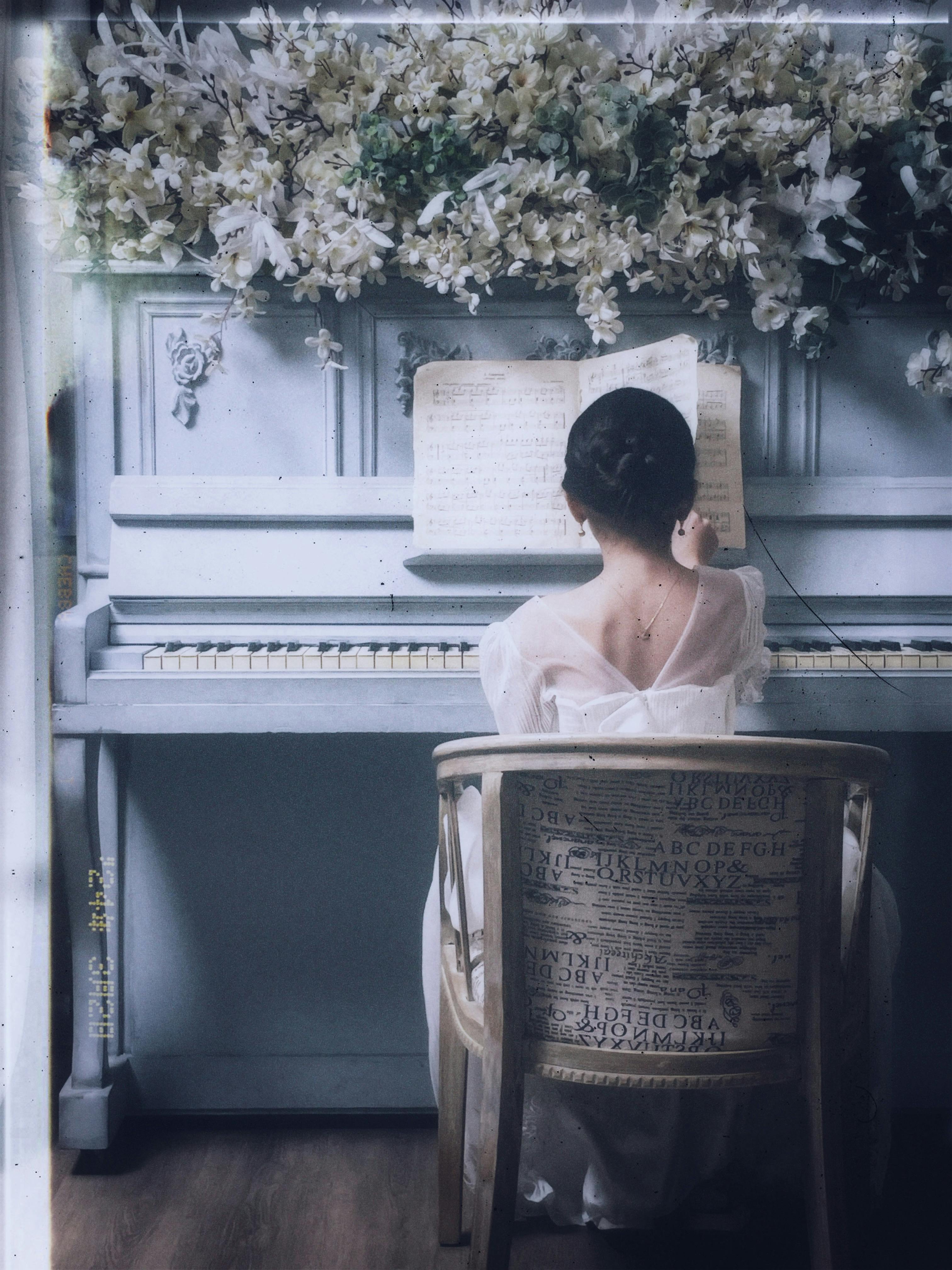 Wanita Duduk dan Bermain PianoWanita Duduk dan Bermain Piano  