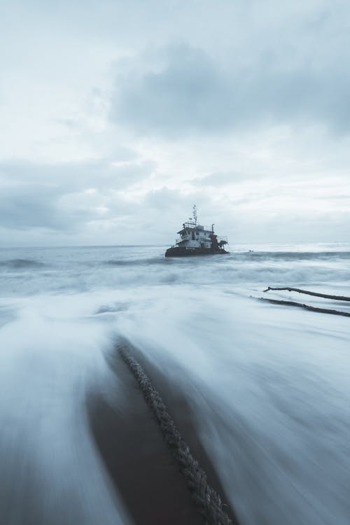Бесплатное стоковое фото с буксирное судно, буря, вертикальный выстрел