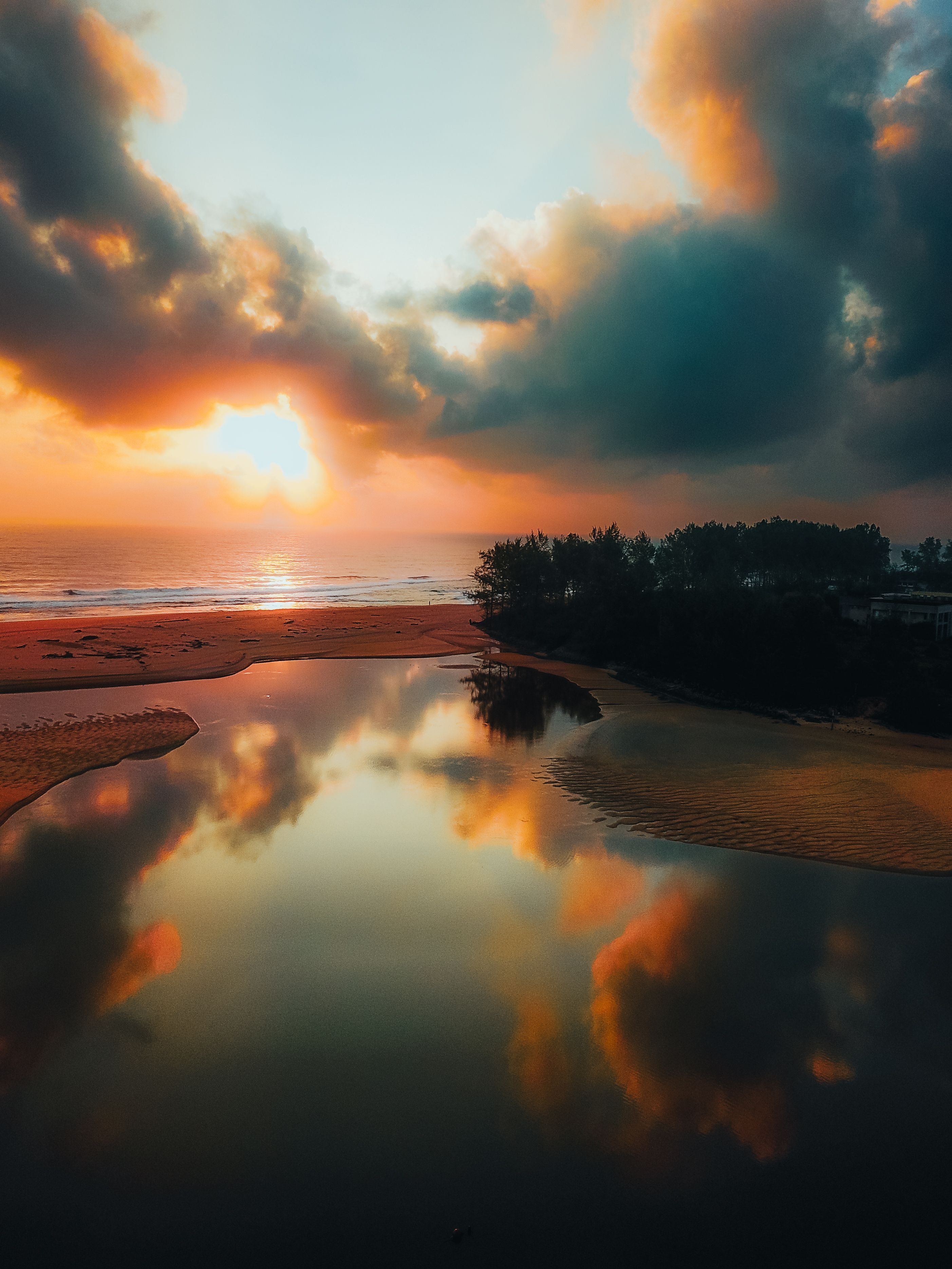 Scenic Sunset over the Sea and Beach · Free Stock Photo