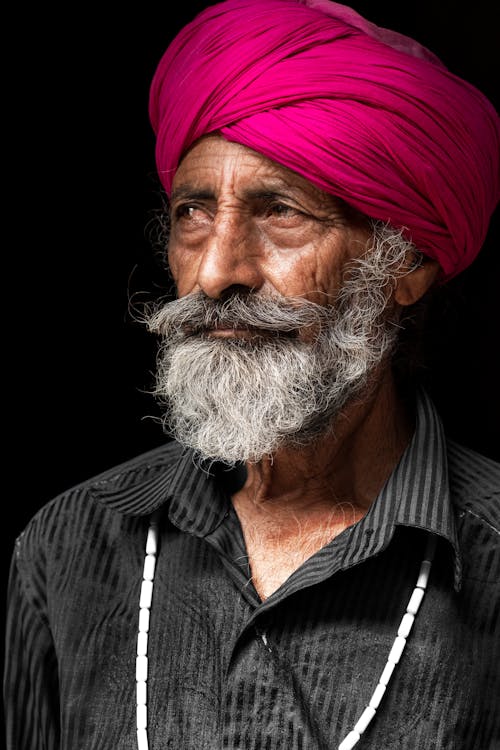 Retrato Del Hombre Indio Con Turbante Rojo