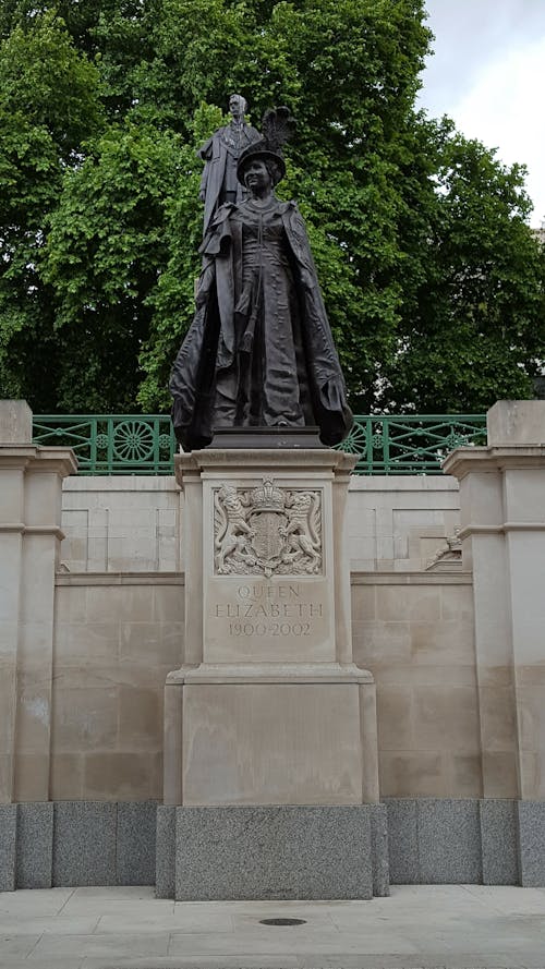 King George VI and Queen Elizabeth Memorial in London