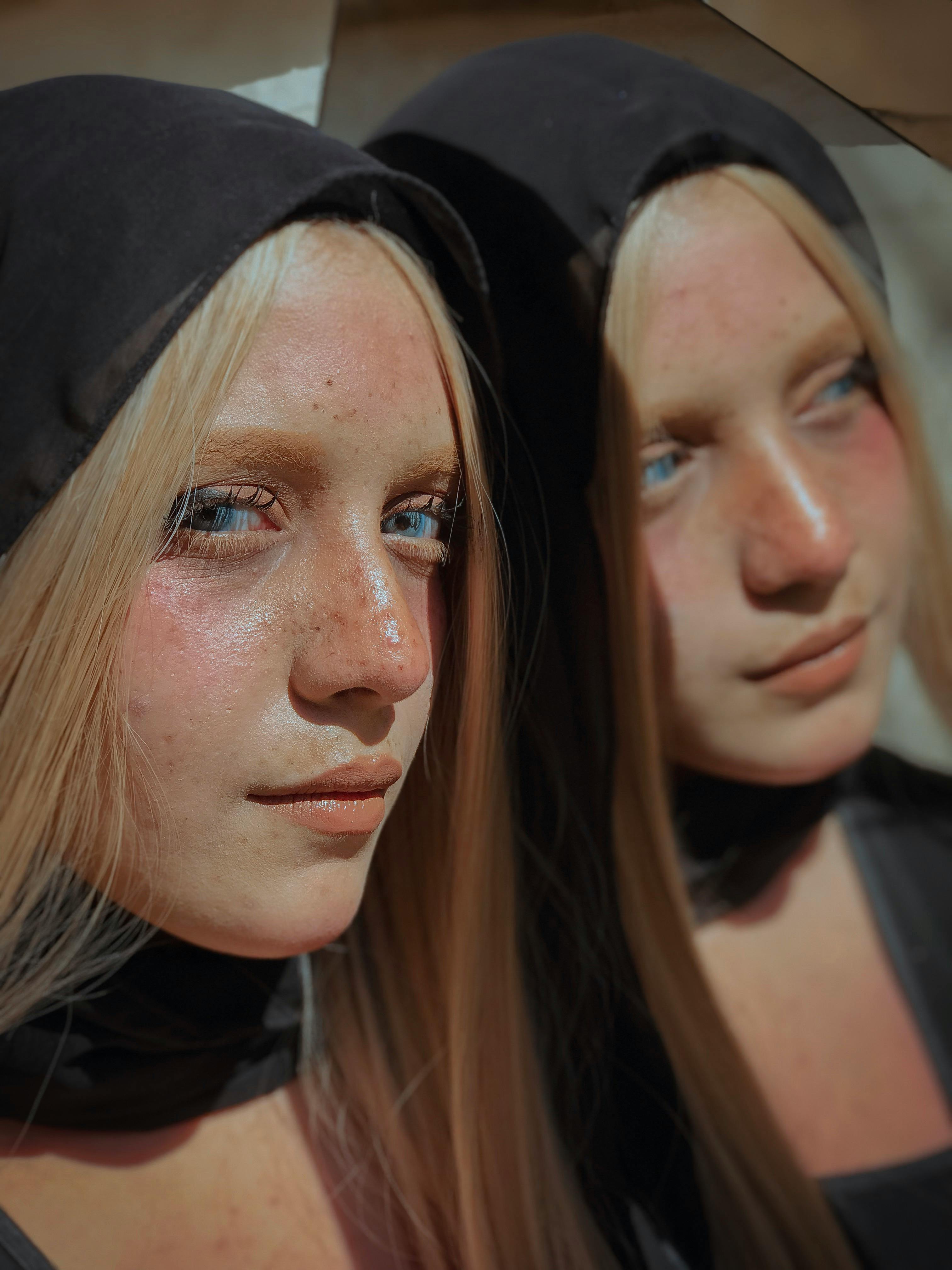 一位戴着兜帽、留着金色长发的女人特写肖像