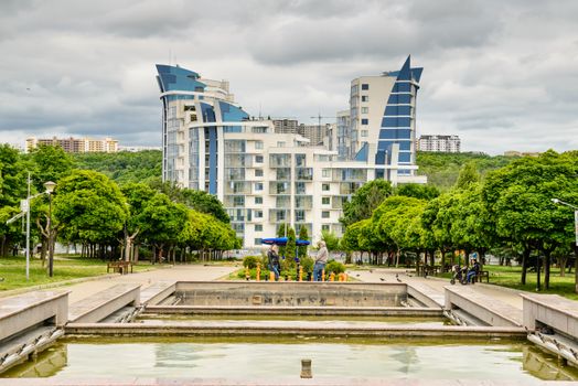 在奇卢因图卢公园探索现代建筑和郁郁葱葱的绿化植物，欣赏宁静的池塘景观