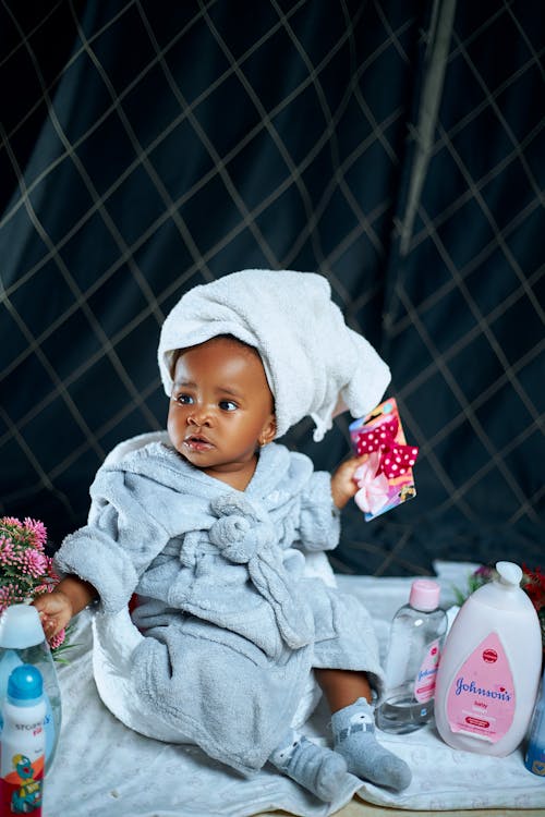 Gratis stockfoto met afro-amerikaanse baby, badjas, portret