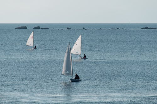 Voiliers en mer .