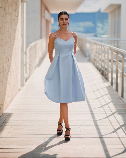 Kostnadsfri bild av blå klänning, brunett, elegant