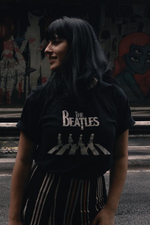 Miễn phí Người Phụ Nữ Mặc áo Phông đen ở Tu Viện Beatles Ảnh lưu trữ