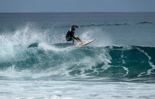 Gratis Persona Que Practica Surf Foto de stock