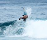 在巴西的海浪上，冲浪者表演杂技动作，展示技巧与冒险精神