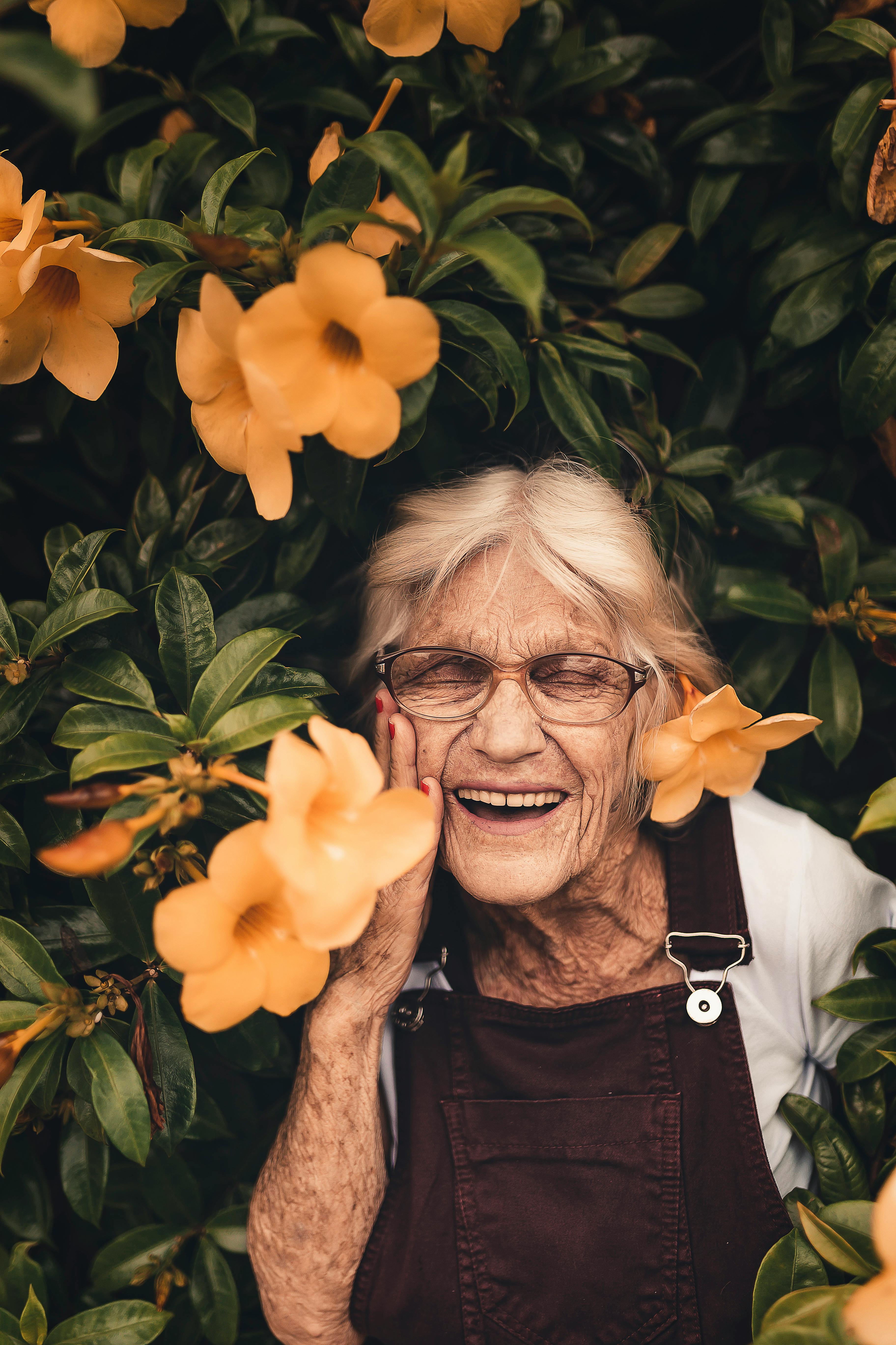 Old woman smiling | Photo: Pexels