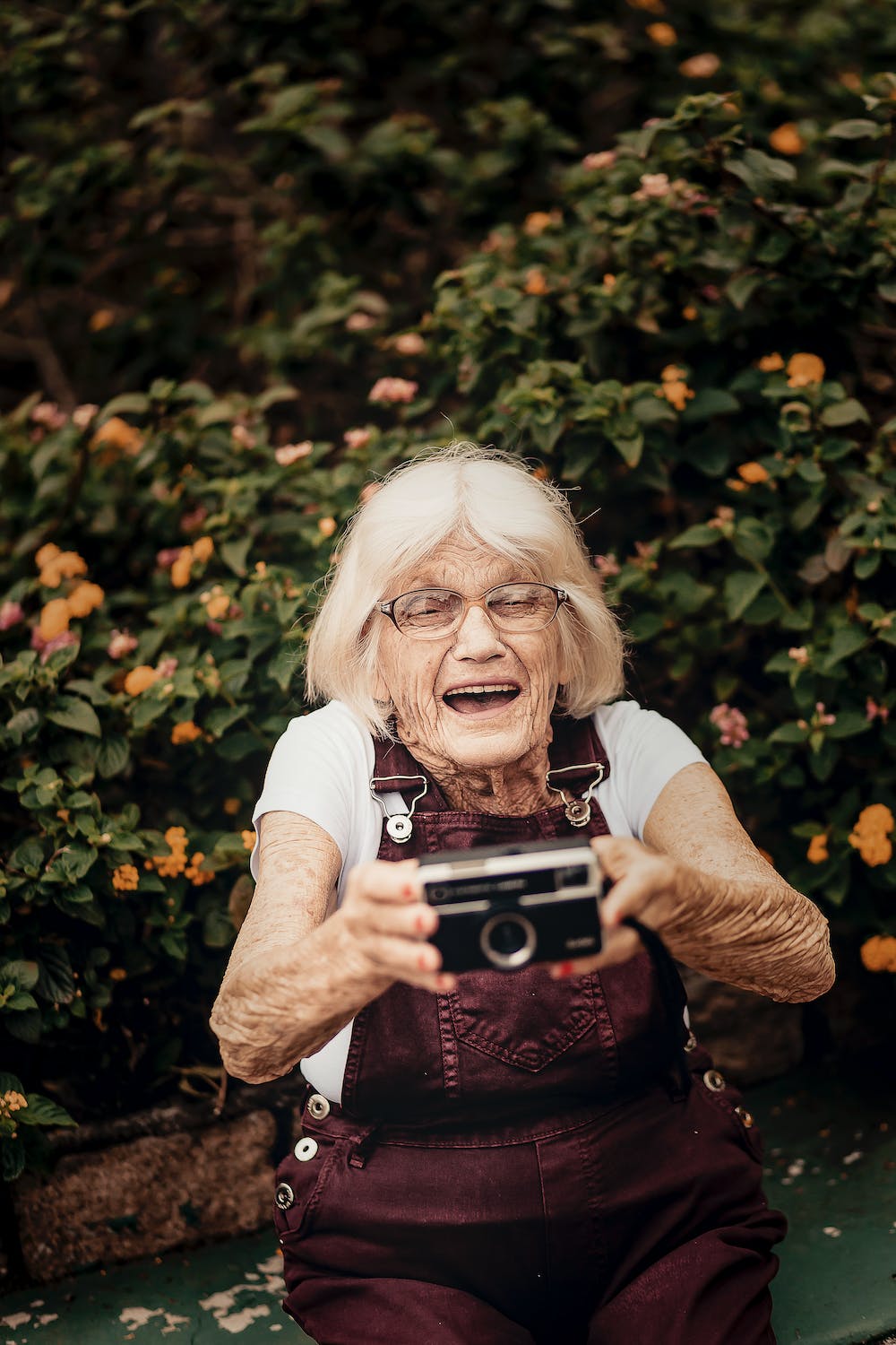 Old woman holding a camera | Photo: Pexels