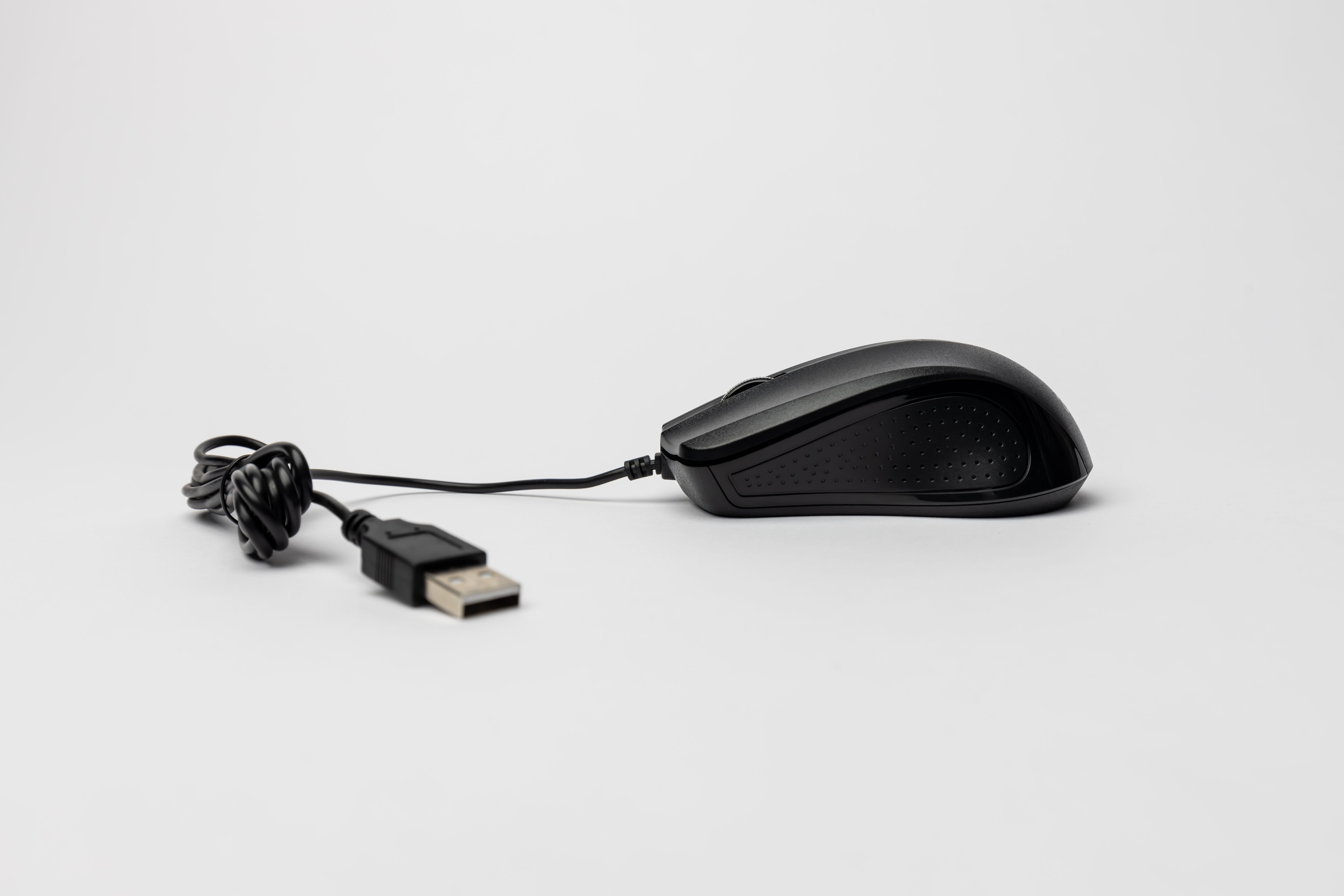 A black mouse with a cord attached to it · Free Stock Photo