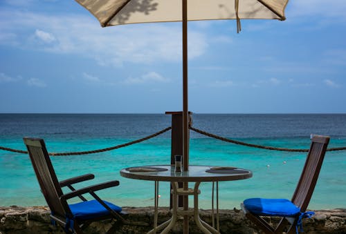 Gratis stockfoto met parasol, stoelen, vakantie Stockfoto