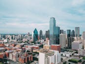 俯瞰充满活力的达拉斯天际线，以及那些标志性的摩天大楼和城市景观